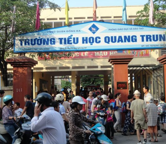 Nóng: Học sinh lớp 2 bị cô giáo cho bạn tát 50 cái