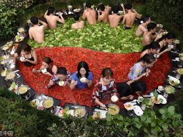 Khám phá 'lẩu người' hút du khách tại Trung Quốc