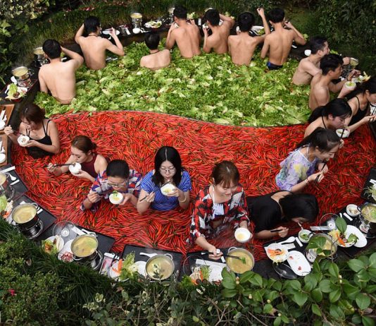 Khám phá 'lẩu người' hút du khách tại Trung Quốc