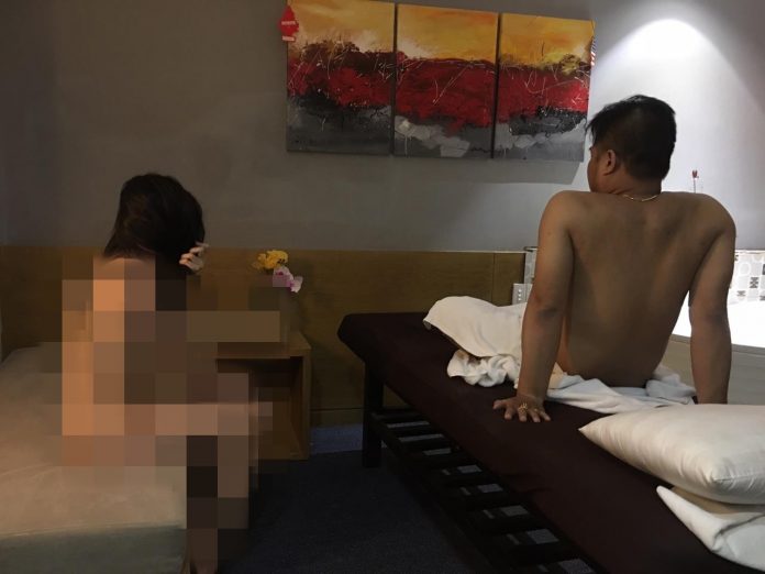 Nữ nhân viên khoả thân kích dục cho khách trong khách sạn ở trung tâm Sài Gòn