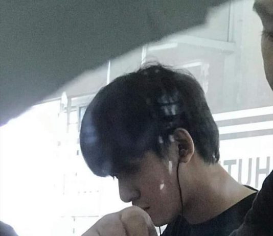 Chụp lén nam sinh điển trai lớp kế bên, cô gái khóc ròng khi nhận được mẩu giấy nhắn phũ phàng