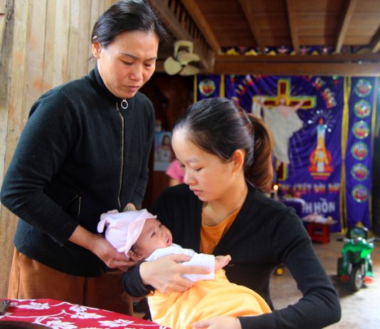 Chị Thảo (phải) và đứa con thứ hai vài tháng tuổi.