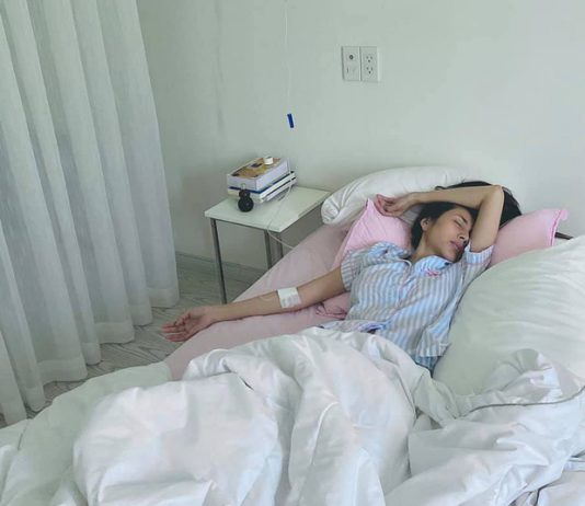 Công Vinh xót xa nhìn Thuỷ Tiên ốm phải truyền nước