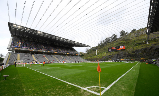Sân bóng nằm giữa vách đá với chỉ 2 khán đài của CLB Braga