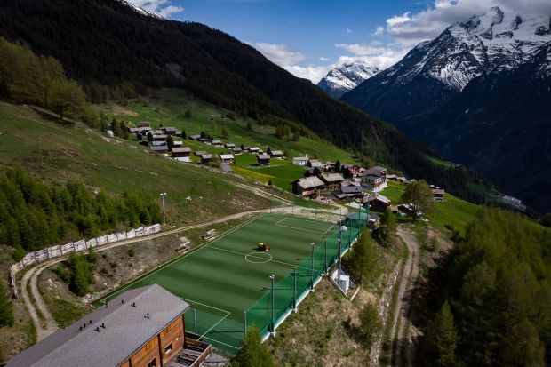 Sân bóng có vị trí cao nhất thế giới ở Thụy Sĩ 