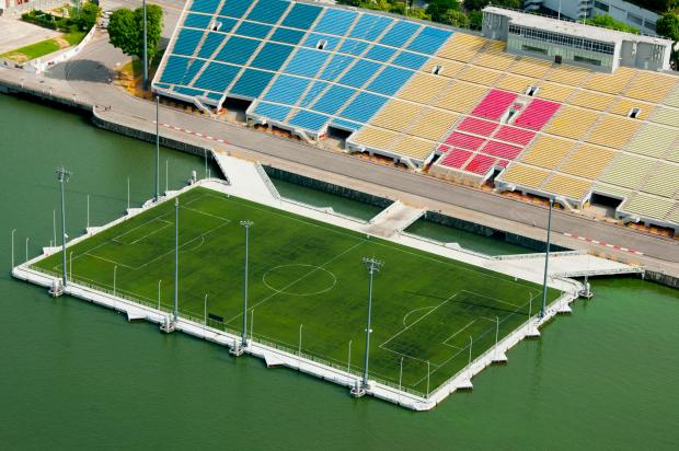 Sân bóng nổi đầy kì vĩ tại vịnh Marina của Singapore