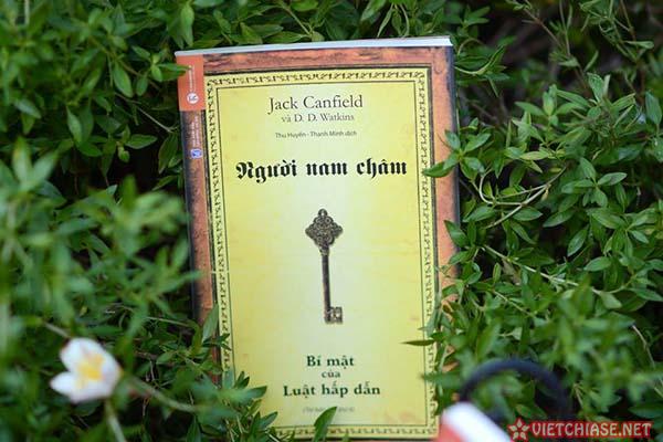 Review-sach-nguoi-nam-cham-bi-mat-luat-hap-dan